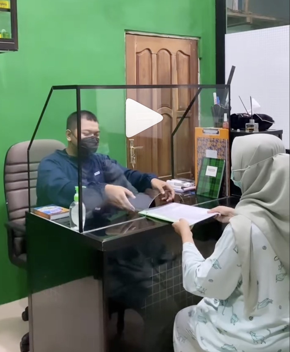 Suasana konsultasi dan administrasi pasien di Praktik dr. Aldho
