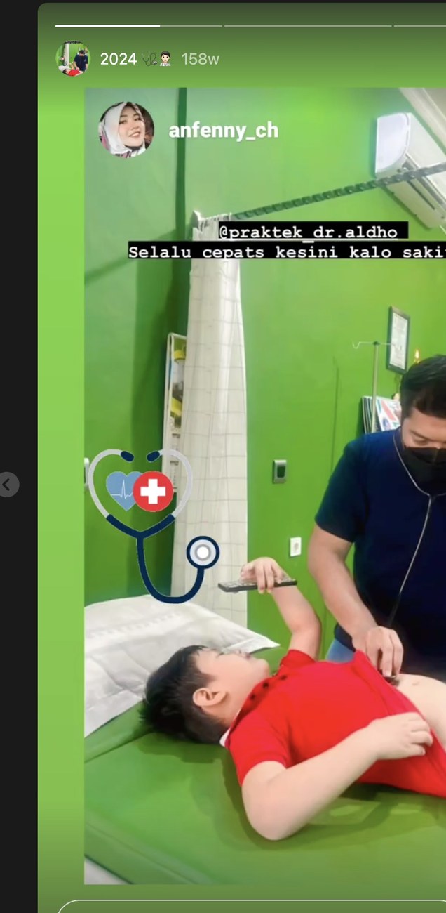 Dokter sedang melakukan pemeriksaan pada pasien anak
